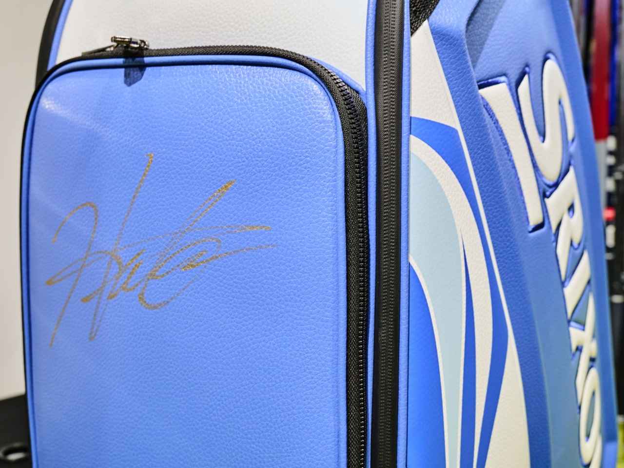 画像: スリクソンコーナーには松山英樹のサイン入りキャディバッグ