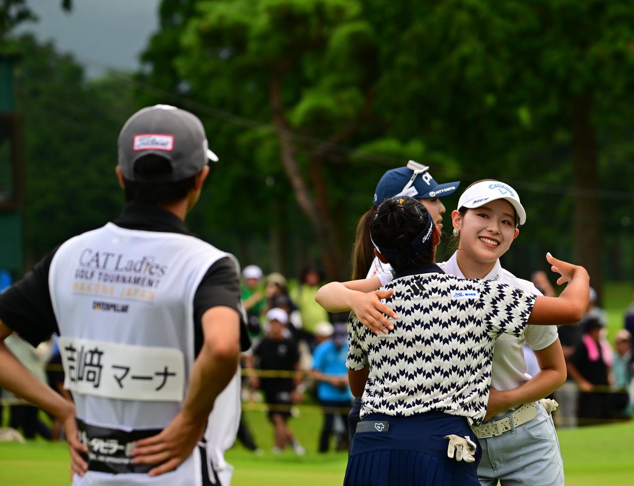 画像: 混戦を戦った仲間と抱き合う吉田