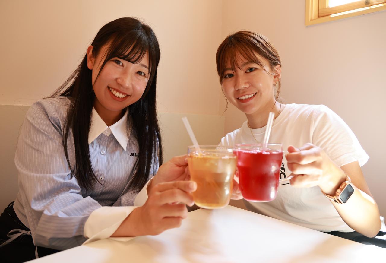画像: 埼玉栄高等学校ゴルフ部の同級生・伊藤きららを聞き手に、菅沼菜々がいろんな“素顔”を見せてくれた。ちなみに、菅沼は「ダージリンティー」、きららは「ハーブティー」をチョイス