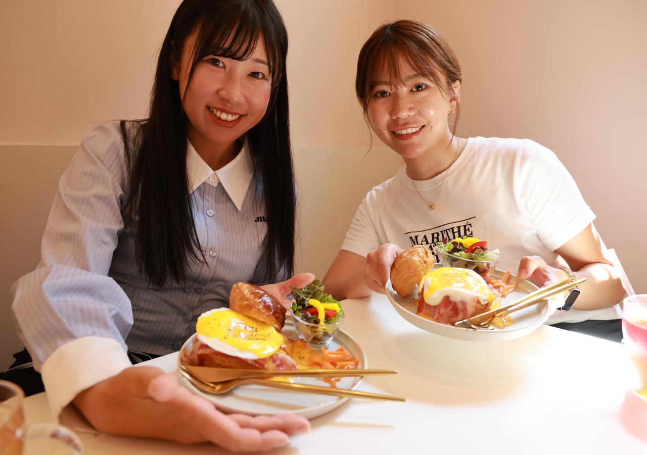 画像: 菅沼が頼んだのは、実は食事系のパイ。チェリーが乗った可愛らしいパイは、編集担当が似合うと思って持ってもらった“ヤラセ”でした……<(_ _)>