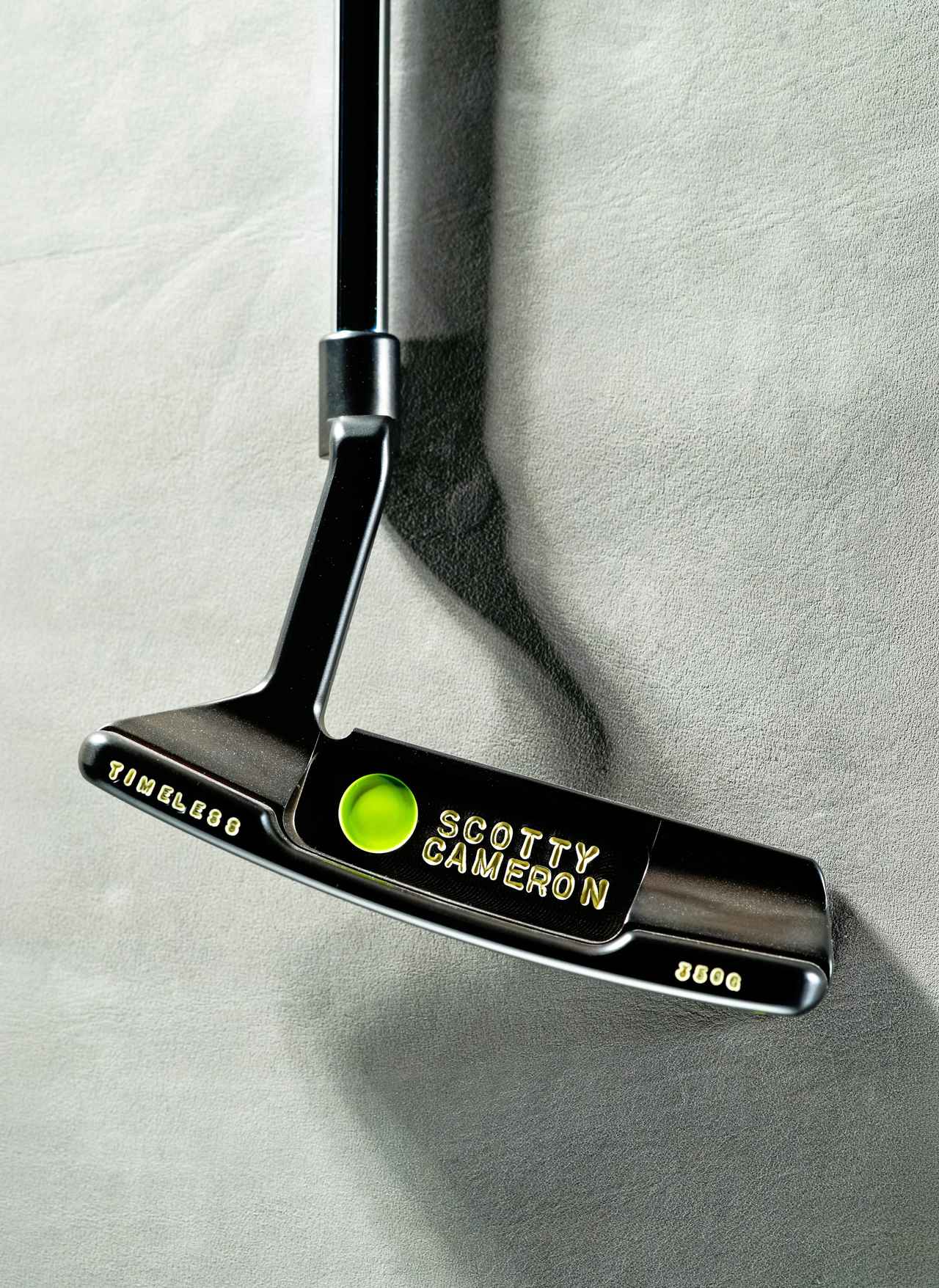 画像: ニューポート2 TIMELESS CARBON:ツアーブラックミスト仕上げが施された、カーボンスチールのニューポート2タイムレス。ツアーブラックミスト仕上げは、ブラックオキサイト仕上げに比べると錆に強いため、このパターもゲームに使われているものの、傷は目立っていない