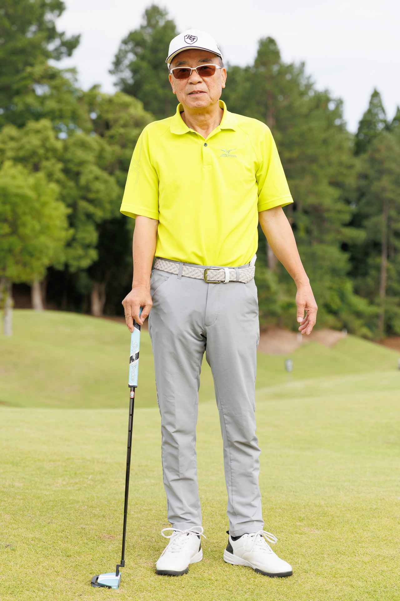 画像: ビビッドなイエローポロはアスリート感のあるスポーティなデザインが特徴。優しい色合いのライトグレーパンツを合わせることでトップスの華やかさをより引き立たてています