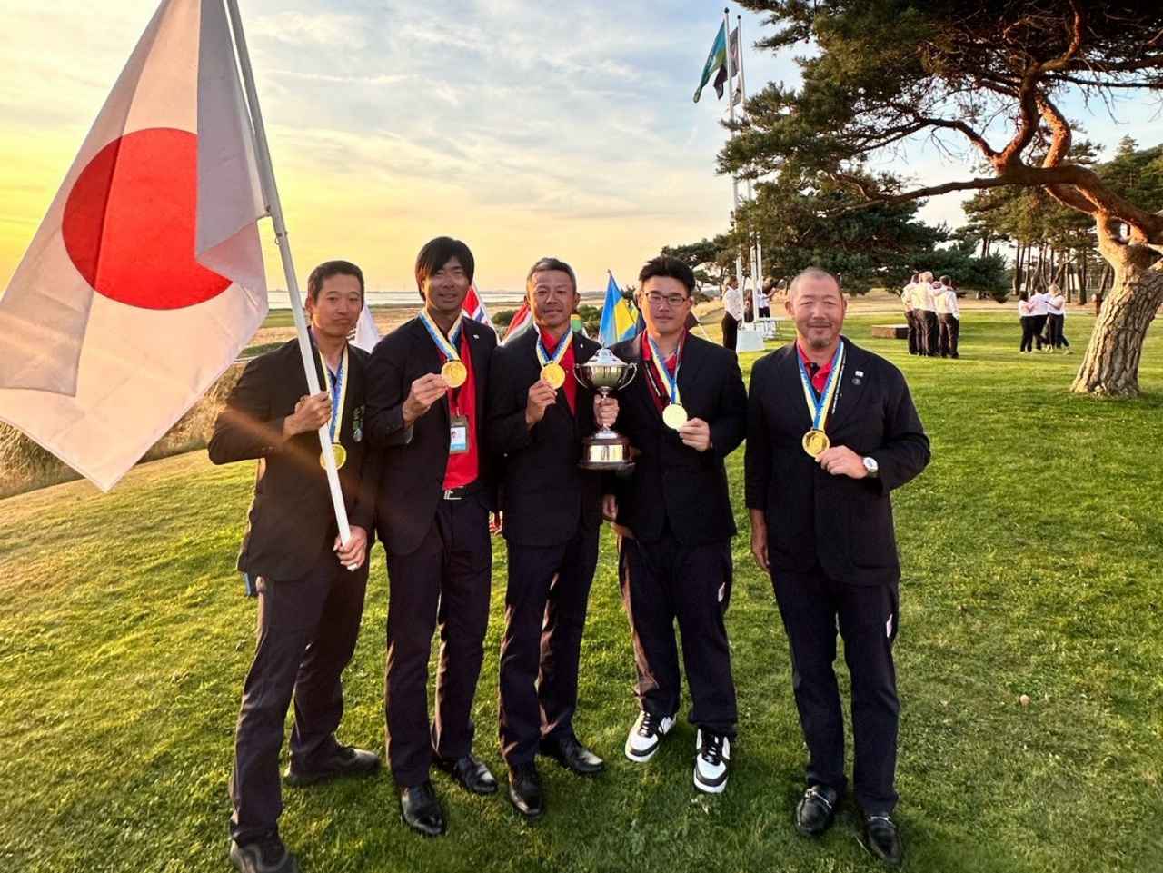 画像: 祝・世界一!男子日本チーム。(左から)米山優さん、袖山哲朗さん、前島博之さん、川嵜晃生さん、岩崎善徳さん。夕日も祝福してくれているようです