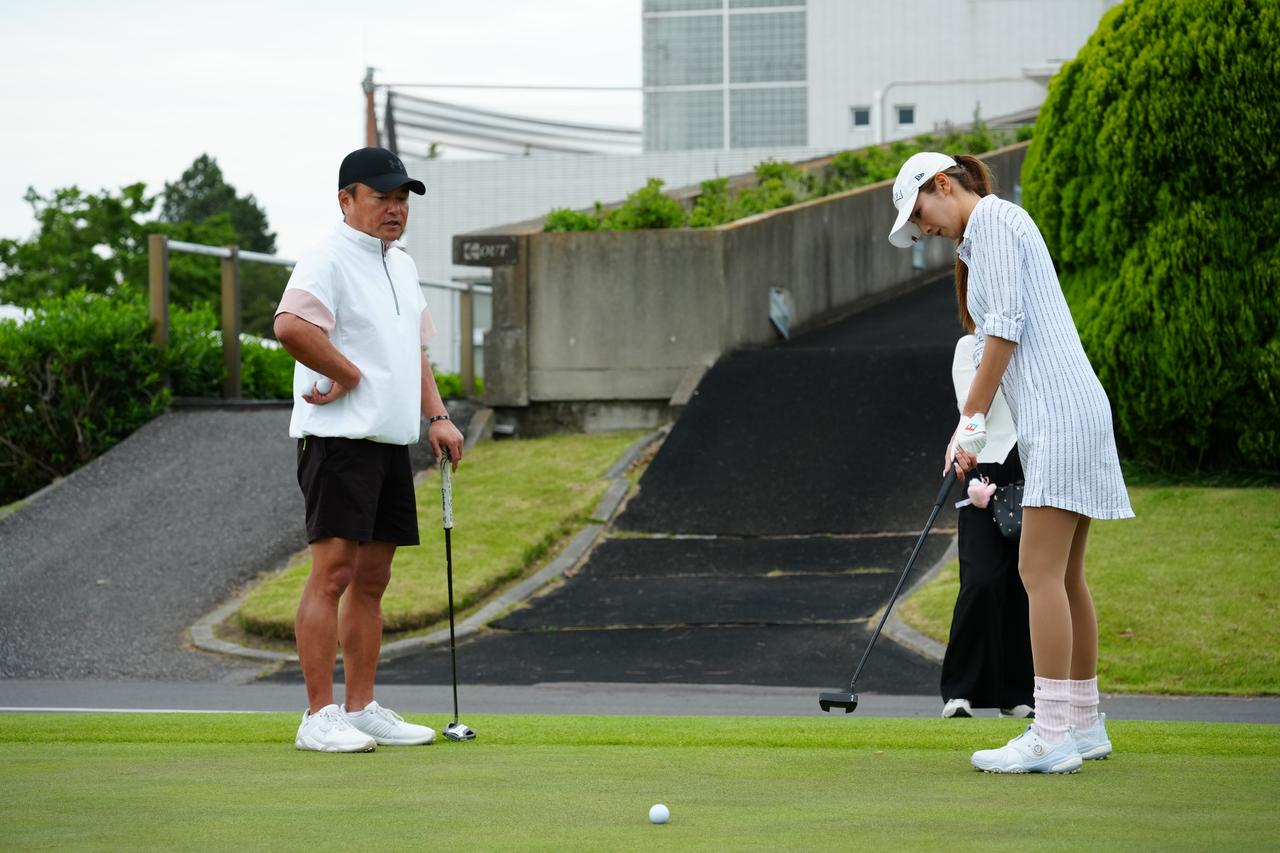 画像: パターの距離感を掴むためには、“ゆるゆるグリップ”が必須!
