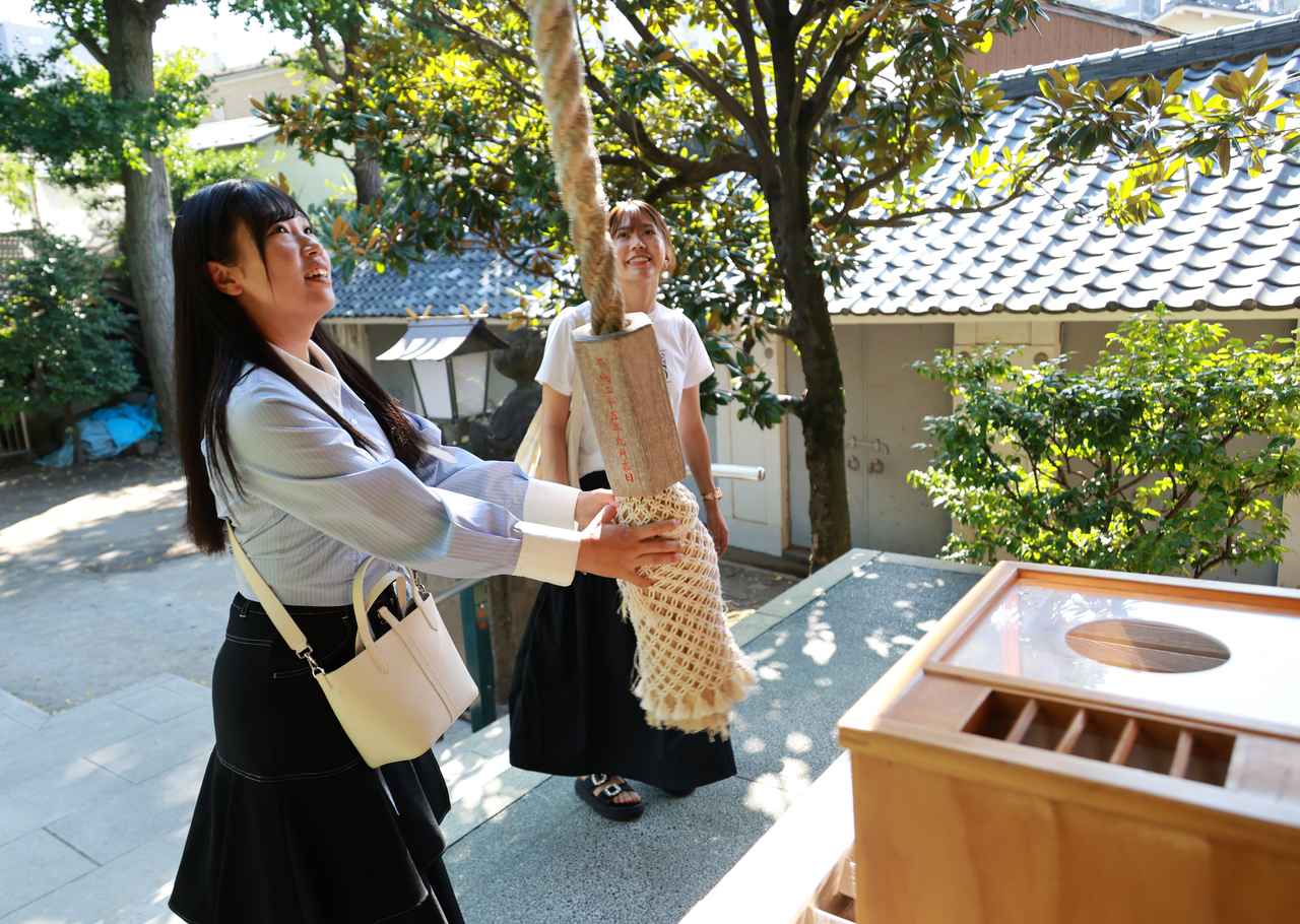 画像: 神社へ行くと、真剣に鈴を鳴らす2人