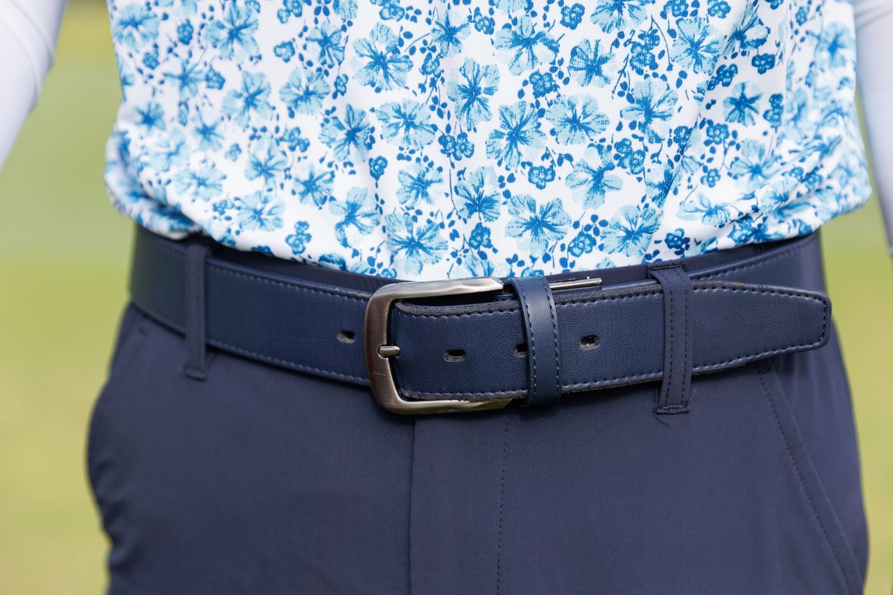 画像: ネイビーのパンツとさりげなく馴染む同色のレザー調ベルト