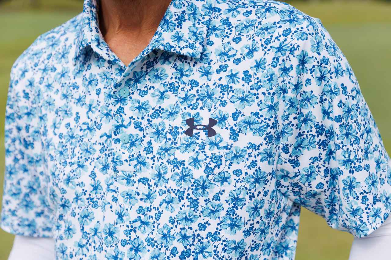 画像: チャーミングで遊び心を感じさせる小花を散りばめたポロ