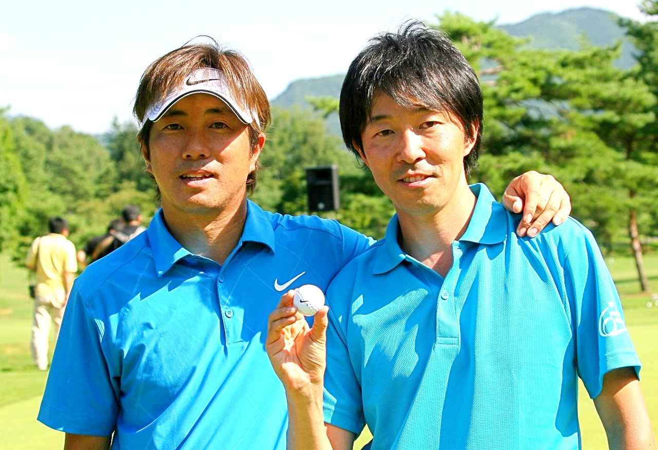 画像: 2010年岩手県オープンで優勝した深堀圭一郎プロと大会を主催する金谷嶺孝社長