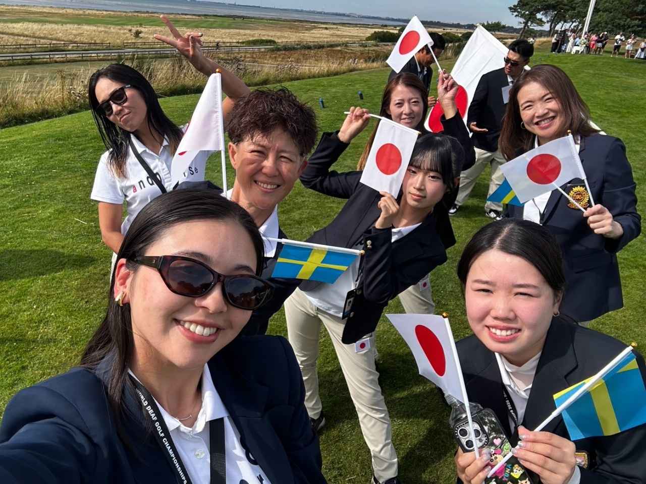 画像: 「男子チームにつづけ!」。日本代表女子チームと手話通訳士さん
