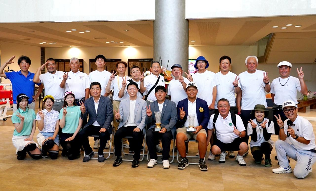 画像: 岩手県オープンで優勝した鳥海颯汰(中央)を囲んでスタッフや関係者と記念撮影。金谷は後段左端にいる