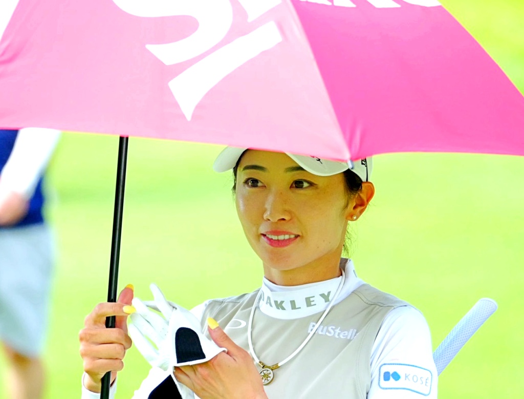 画像: ツアー4勝目へ3打差3位タイに浮上した安田祐香