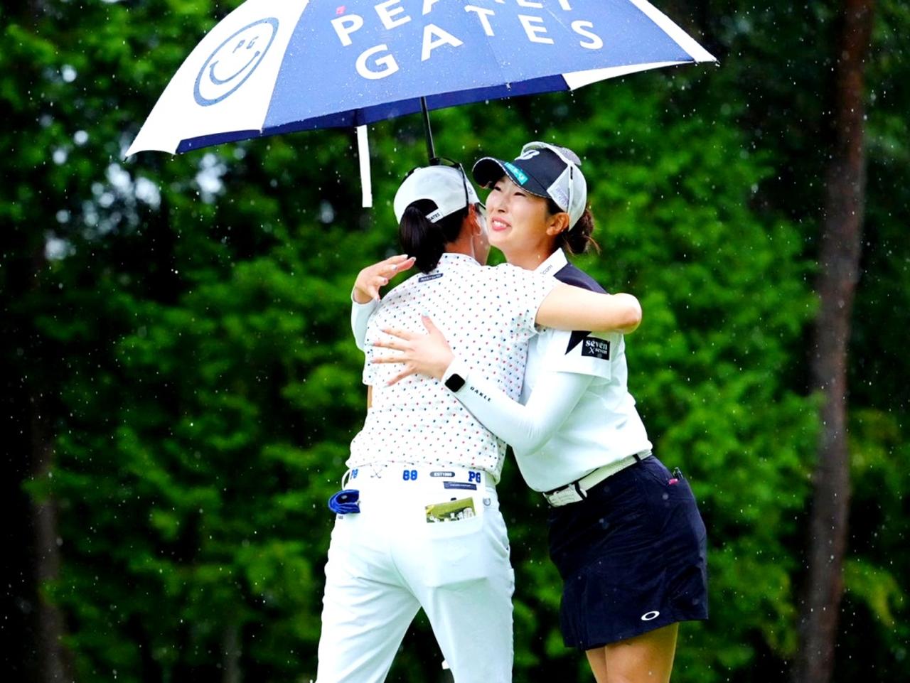 画像: 優勝を決め、木戸愛とハグする福田(撮影/岡沢裕行)