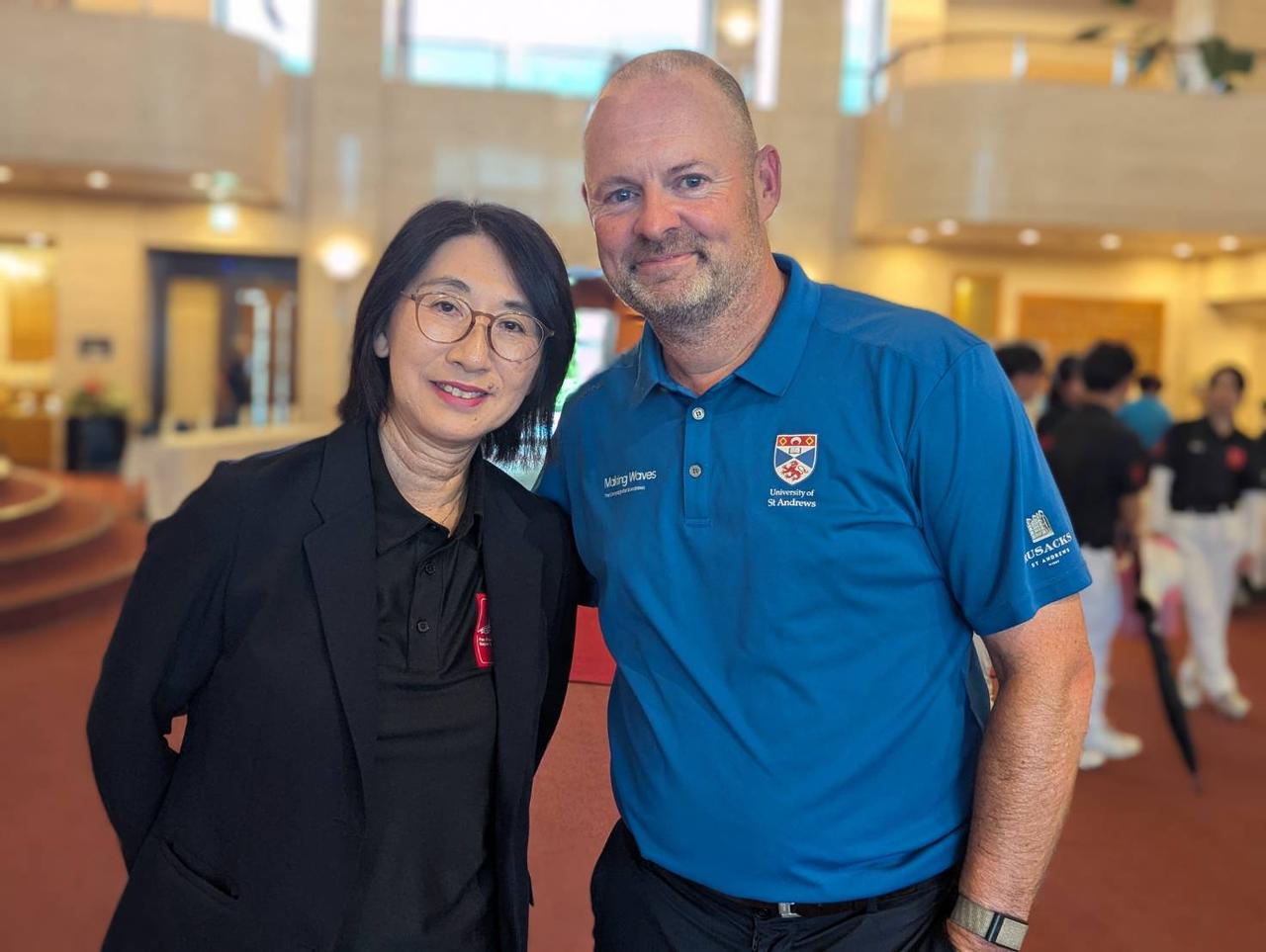 画像: セントアンドリュース大のミューア監督と倉本みほさん（左）