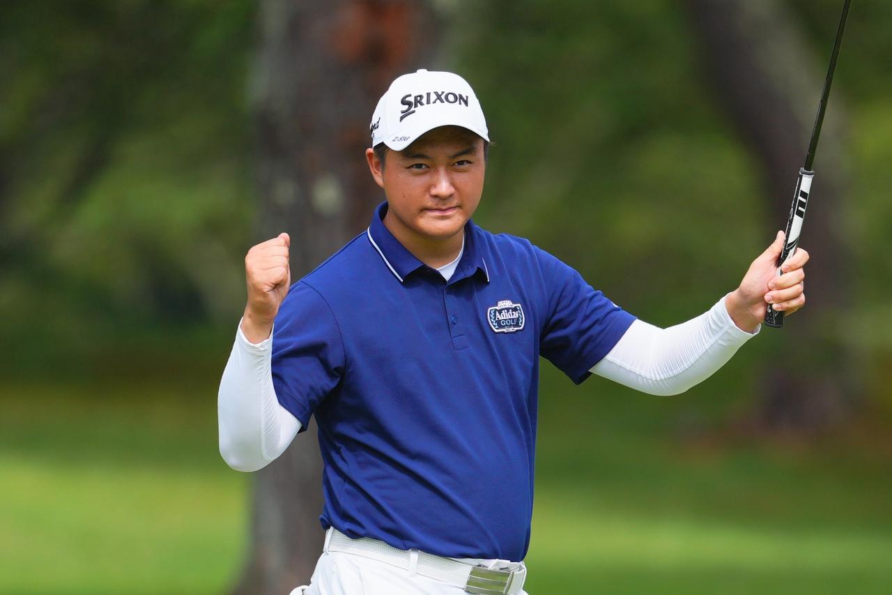画像: 「~ジャンボ尾崎追悼大会~ ISPS HANDA 夏に爆発 どれだけバーディー取れるんだトーナメント」第2ラウンドでロングパットを決めたあとのガッツポーズ