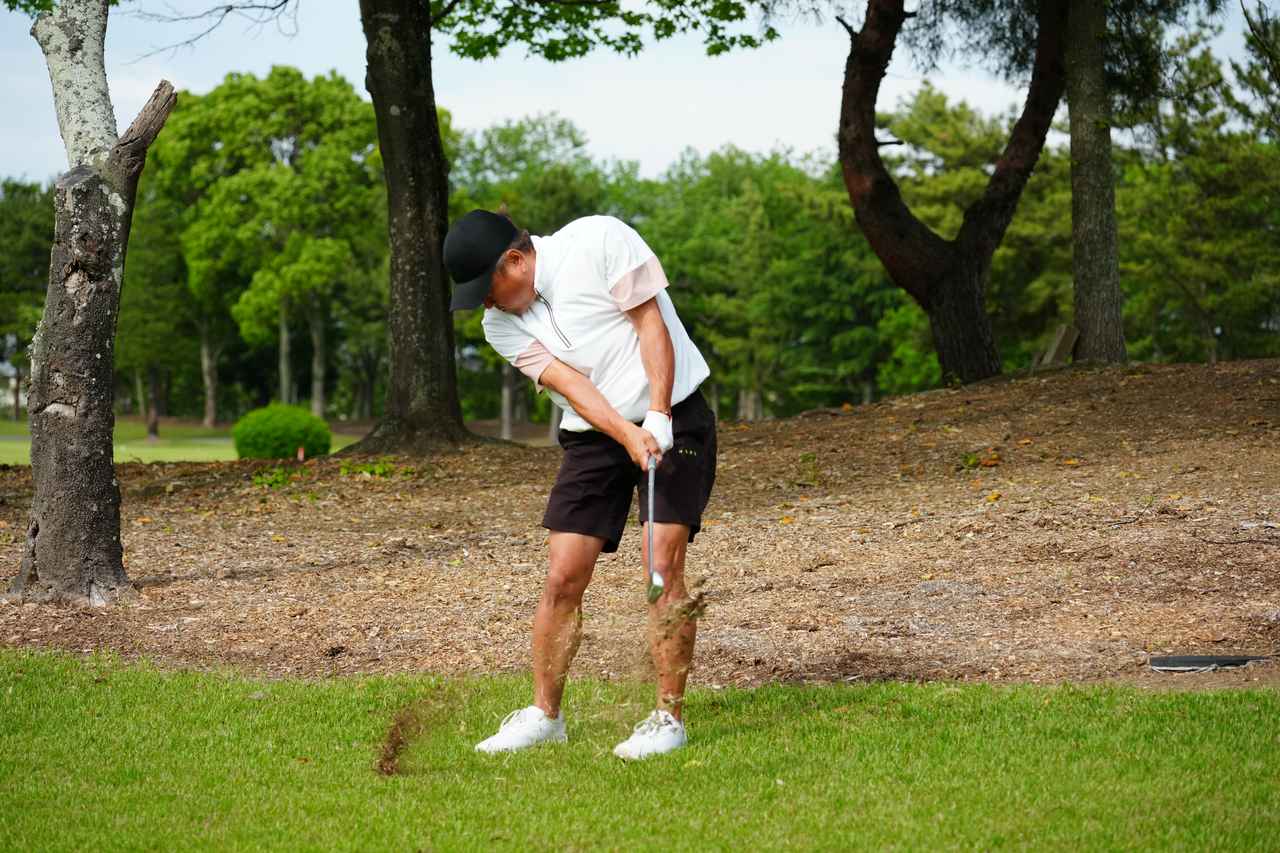 画像: 木を避けるショットを披露してくれたツッチ―さん