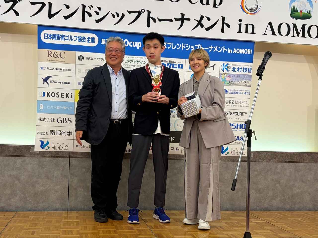 画像: 43・46でオープンの部優勝の磯井魁さん(真ん中)。お父さんは「初めて息子に負けた」と嬉しそうでした