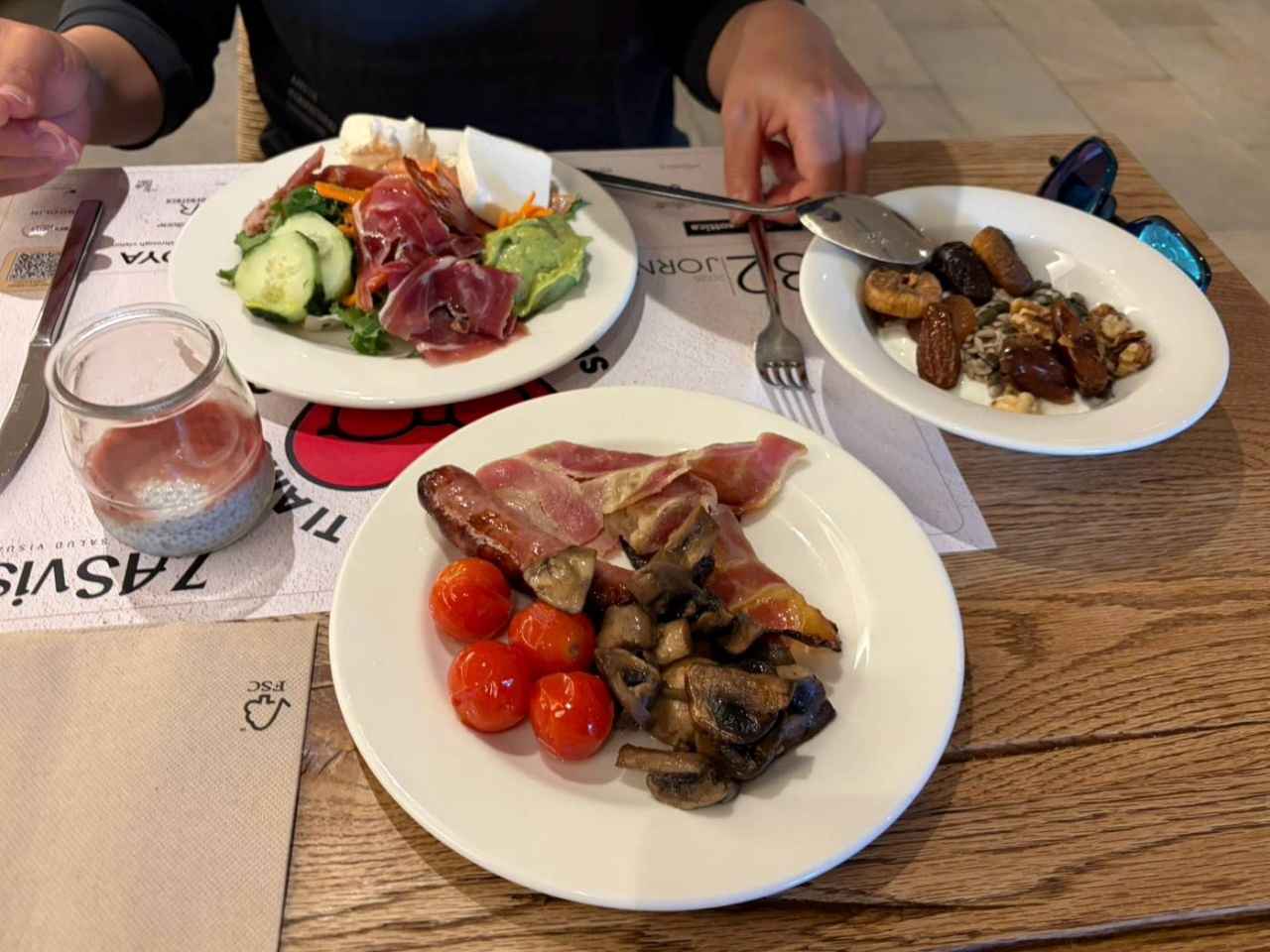 画像: プレーヤーズラウンジの朝食。毎日たっぷり食べている彩子。「朝から生ハムをこんなに食べても全然胃もたれしませんし、とにかく美味しいですよ!」