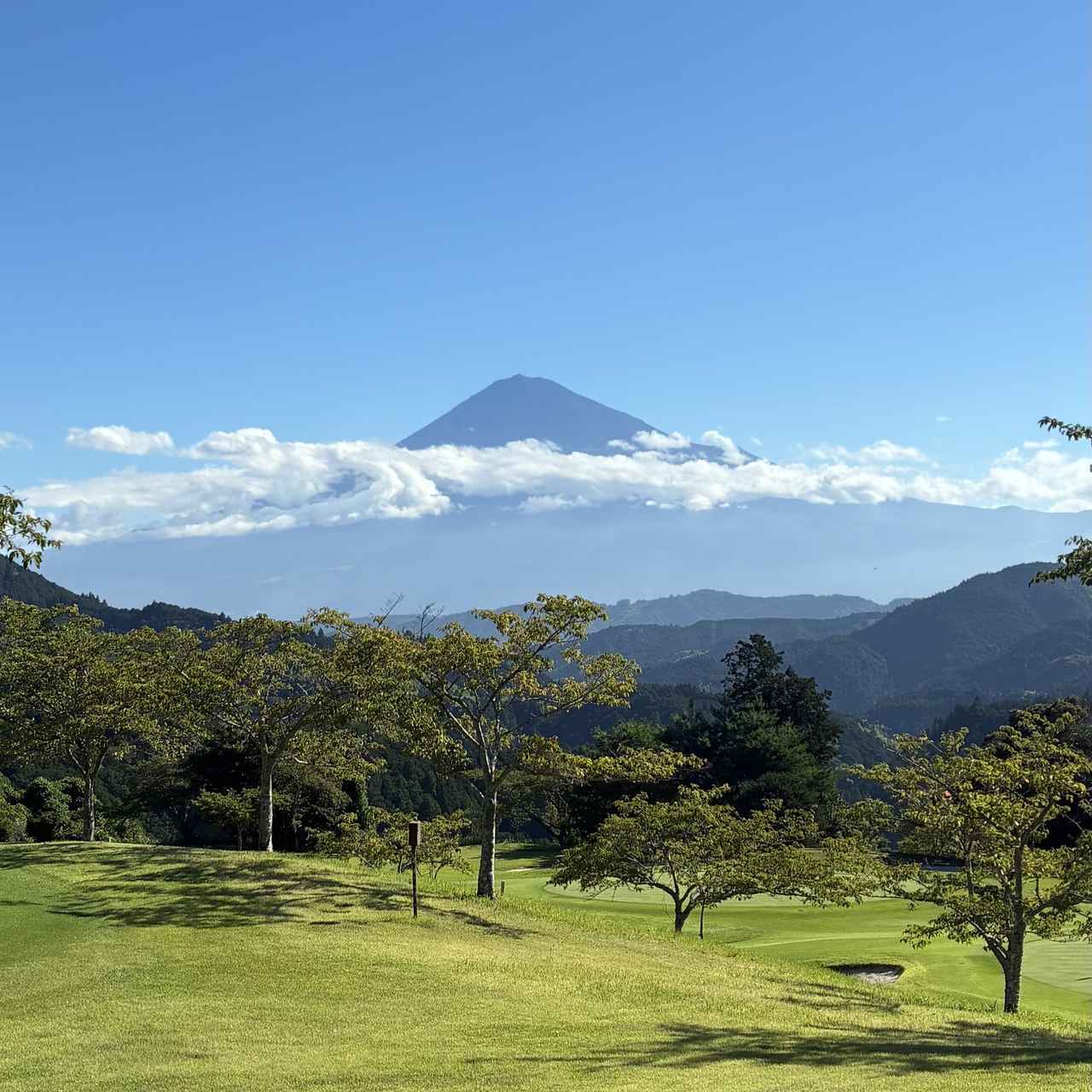 画像: 富嶽カントリークラブ、クラブハウスから見る富士山