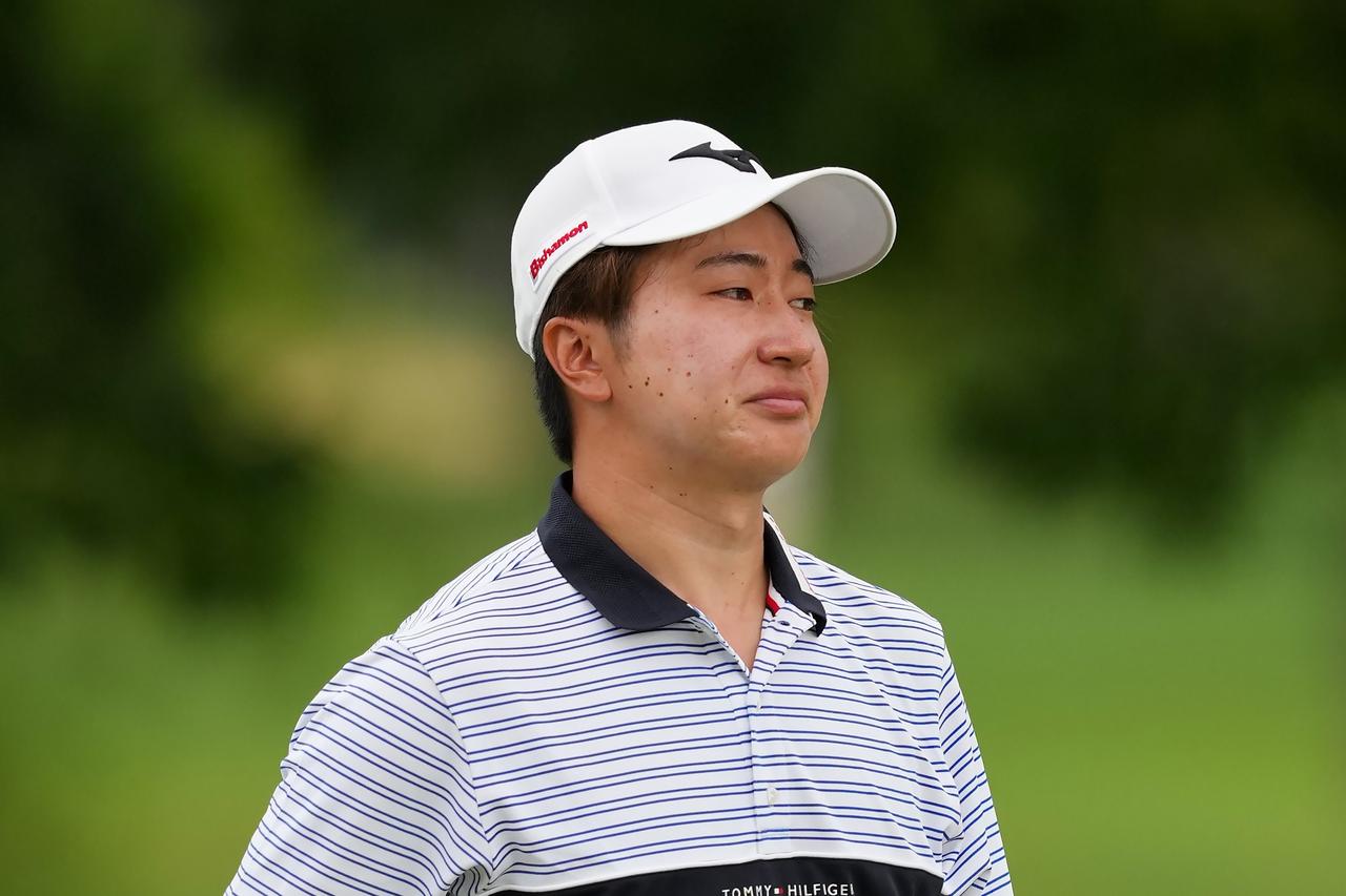 画像: ピリッとしないパッティングに不満げな表情の杉浦悠太