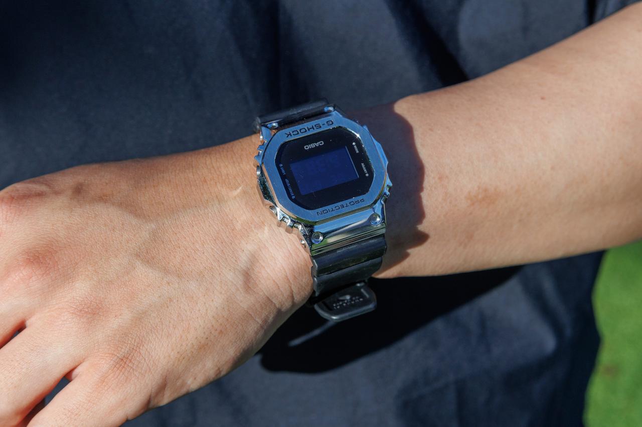 画像: キラリと輝くメタルケースのG-SHOCKもスタイルのアクセント