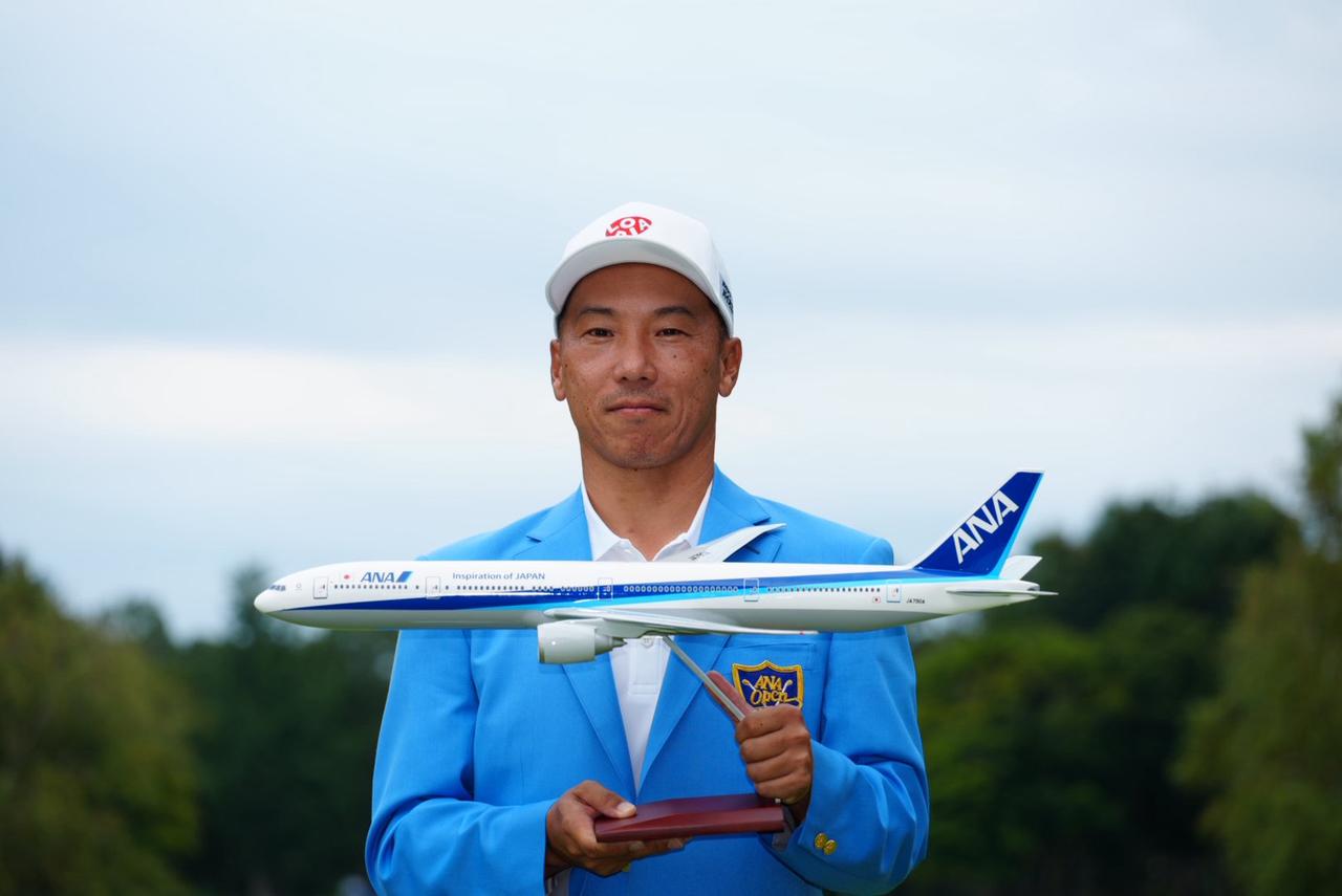 画像: 2位に5打差をつけて初優勝した内藤寛太郎。JGTO史上5番目の年長記録だった