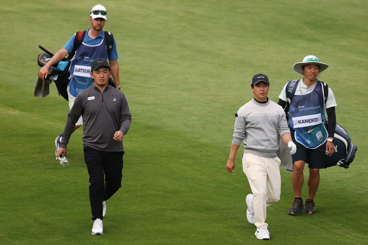 画像: BMW PGA選手権の木曜、金曜の予選ラウンドを同組で回った桂川有人(右)と金子駆大(左)