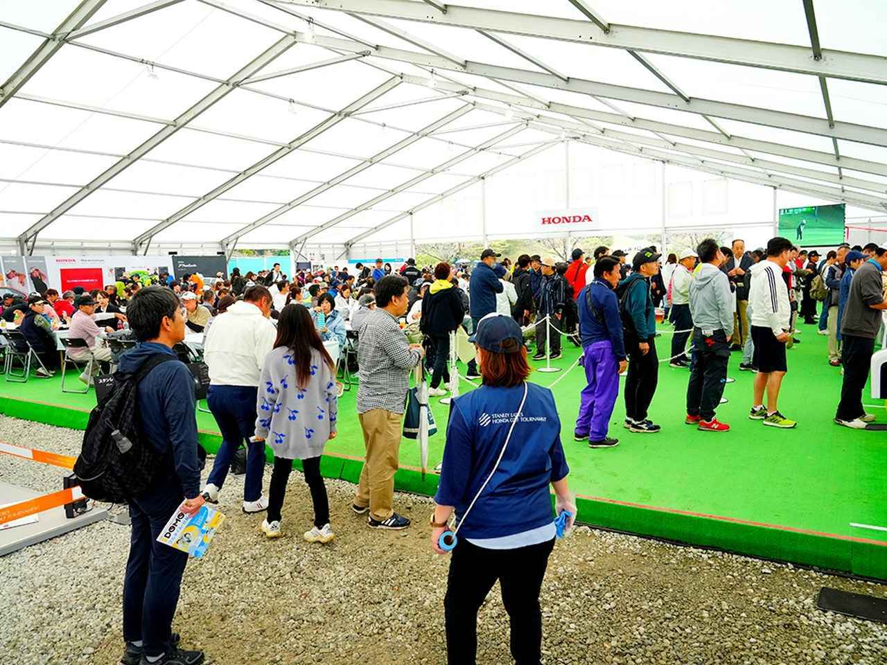 画像: JLPGAツアーの中で屈指の広さ、大型テント&イベントスペース