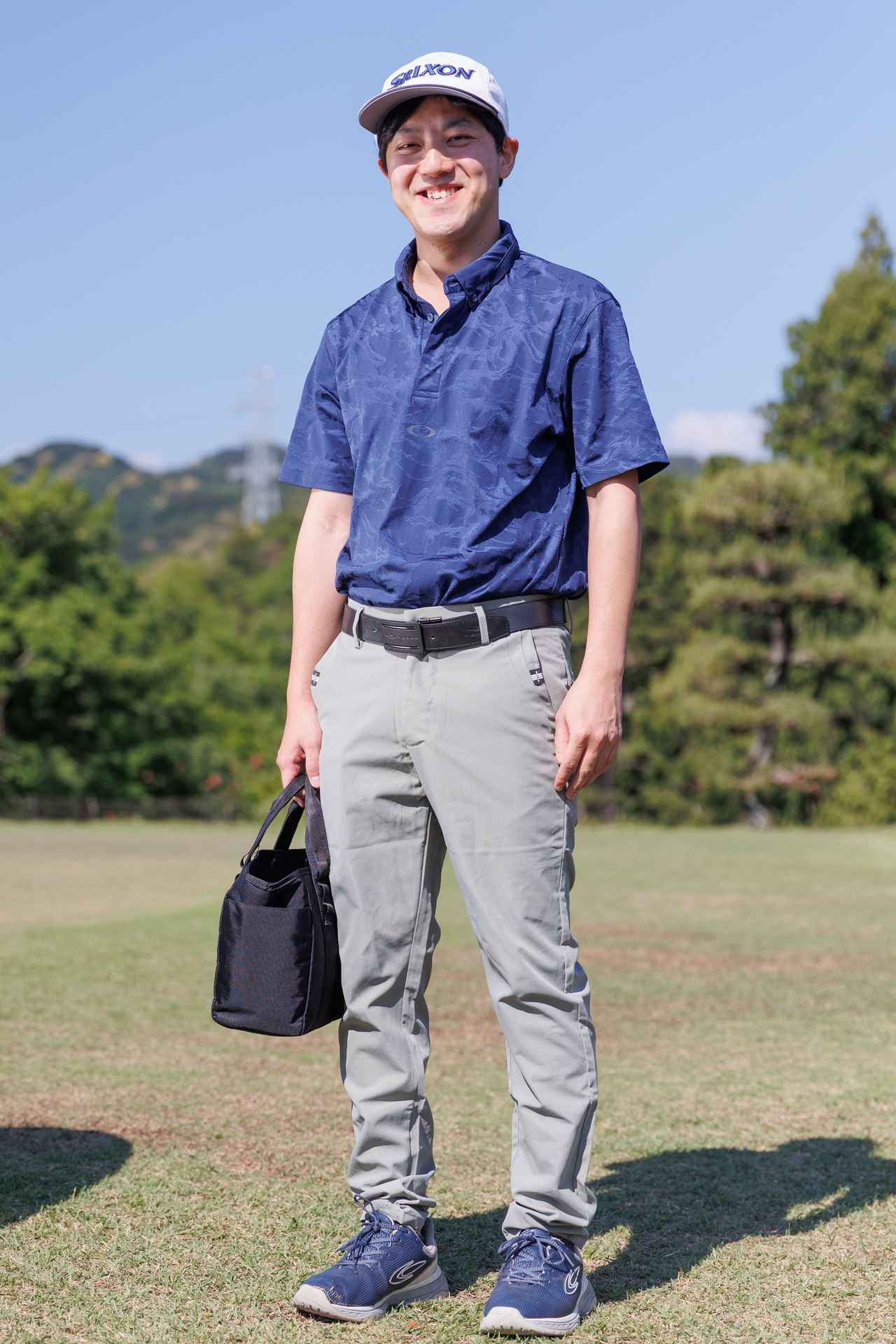 画像: 表情のあるジャカード織りのポロとシューズ、キャップのロゴ部分をネイビーでリンクさせた技ありのアレンジ。ゆったりめのトップスも今っぽい着こなしに一役買ってくれます