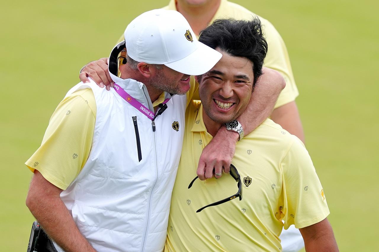 画像: 2日目のフォーサム勝利後、副キャプテンのテーラー・ペンドリスに祝福される松山英樹。1998年以来のチーム優勝後にこの笑顔が見たい