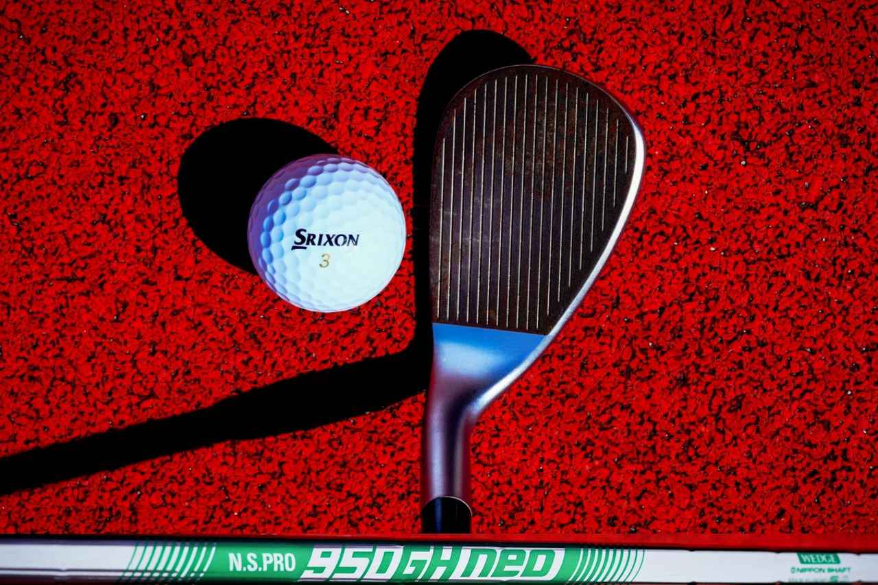 画像: ｢Dolphinウェッジ｣の顔。DolphinシリーズのDG-125G High Spinは、ノーメッキの全面溝というフェースも特徴のひとつ。形はオーソドックス／試打シャフトはN.S.プロ950GH WEDGE