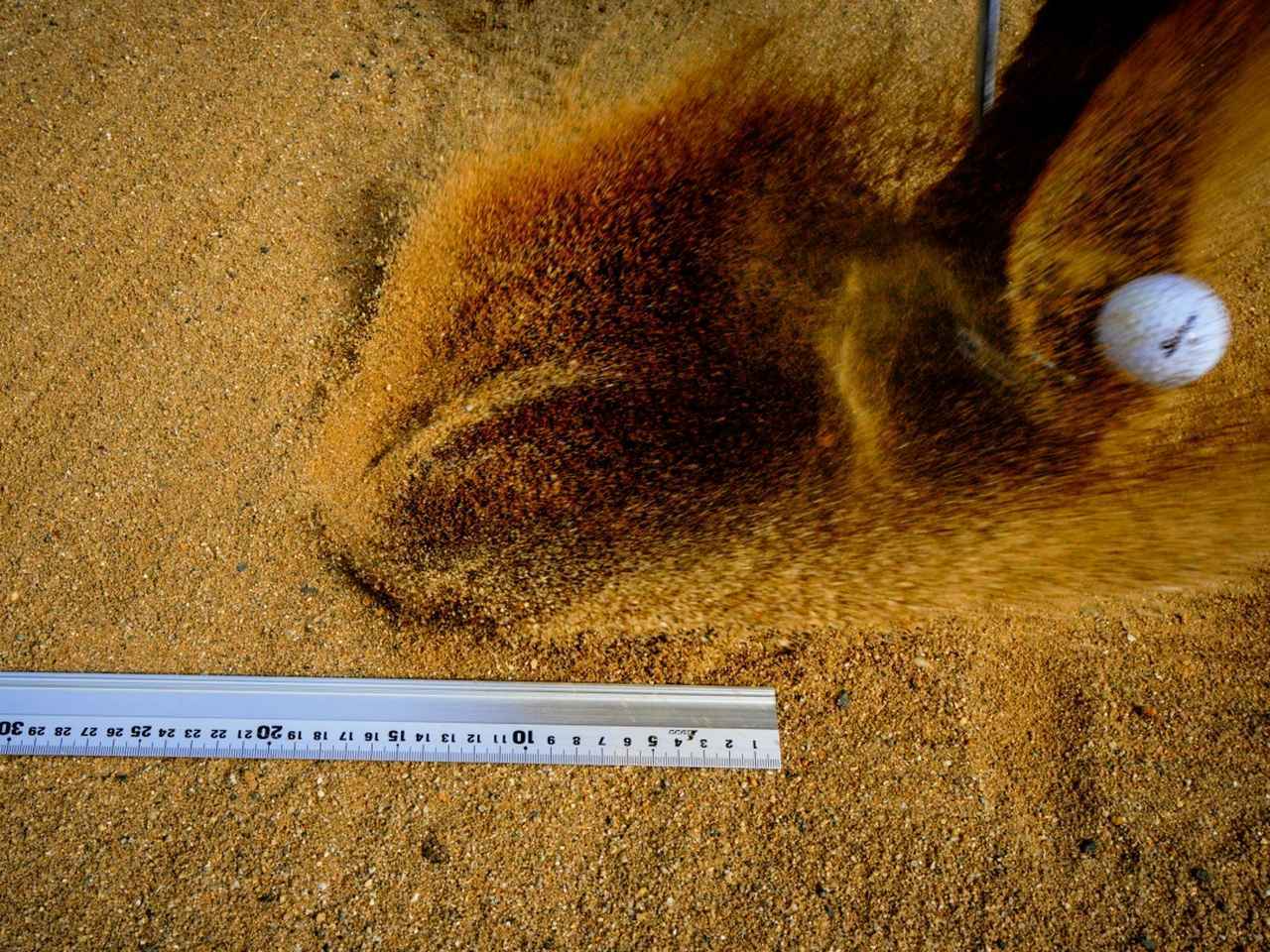 画像: ボールの後ろ約18センチにヘッドを落とすが、ボールは飛び出してナイスアウト
