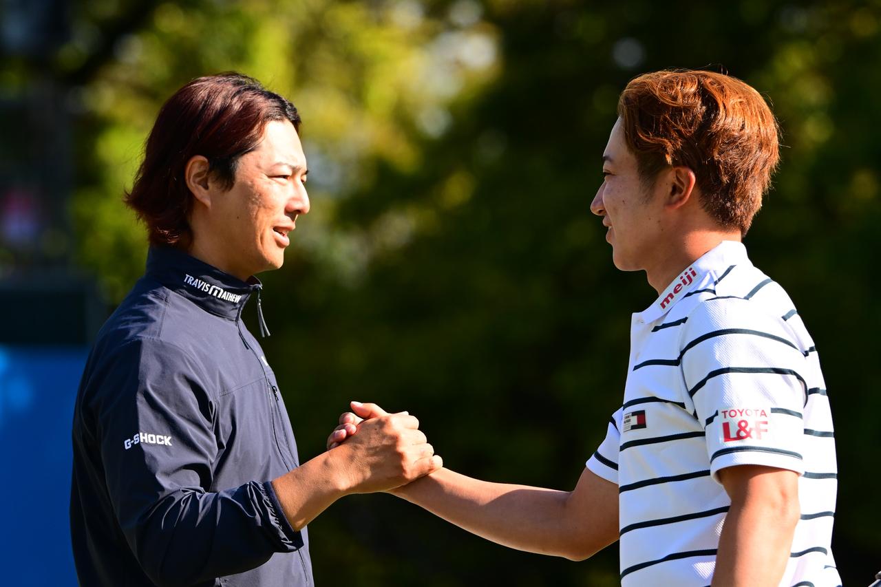画像: 杉浦悠太(右)と石川遼(左)。PGAツアー昇格に向けて残り2戦。今週はどのようなプレーを見せてくれるのか注目だ(写真は26年中日クラウンズ、撮影/有原裕晶)