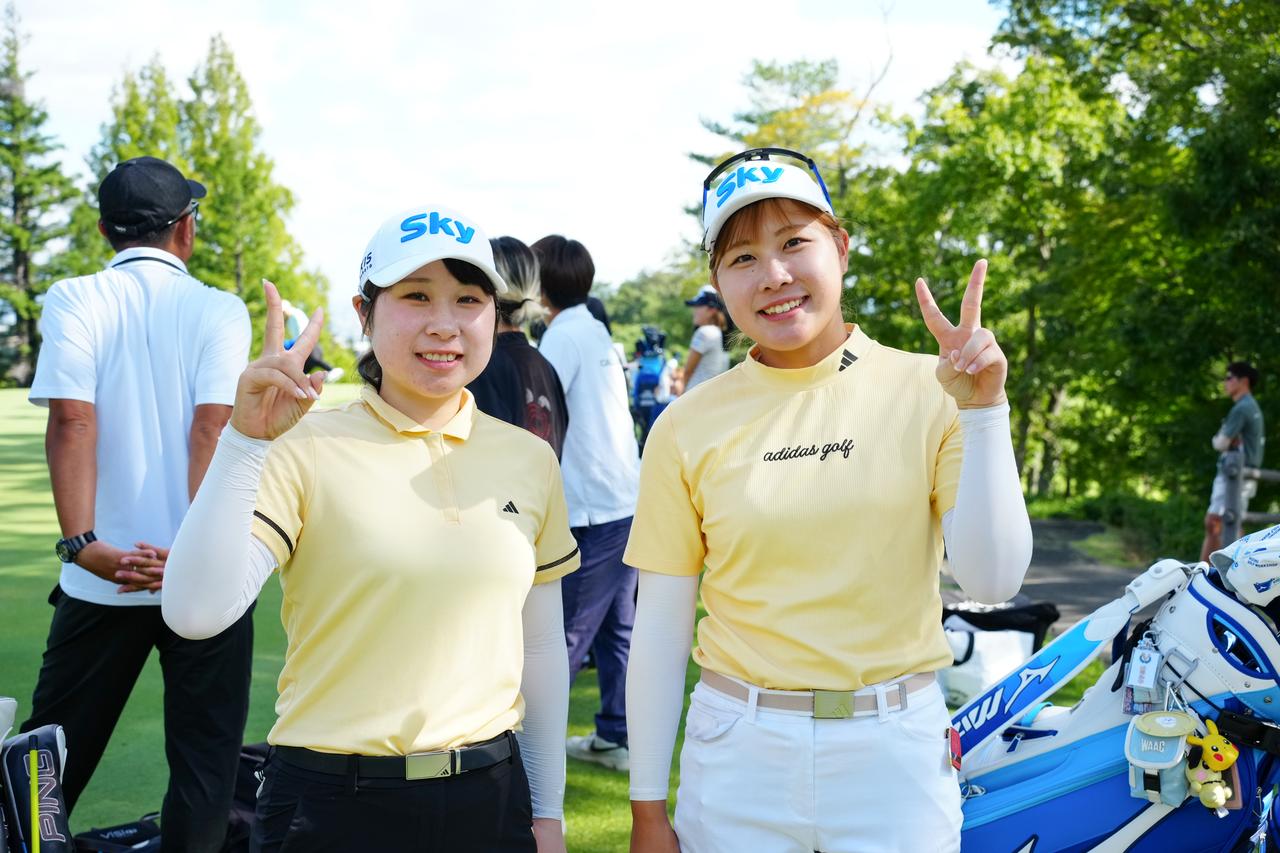 画像: ペアルックで現れた荒木優奈(左)と、妹の七海。実は「たまたま被っただけ」らしい。二人の姿を写真に収めたいファンに囲まれていた