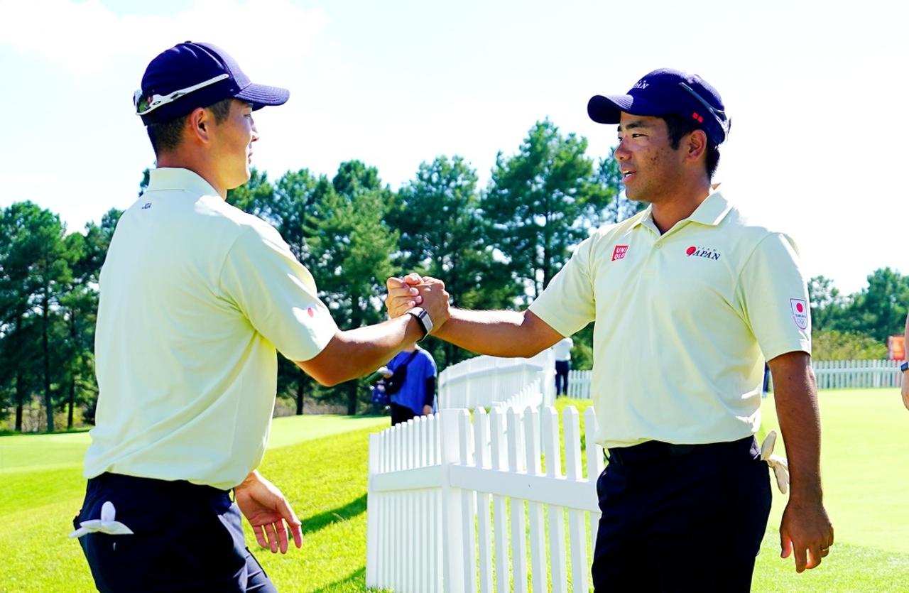画像: 首位の日本チームを引っ張る個人首位の比嘉一貴(右)と3位の中島啓太(左)