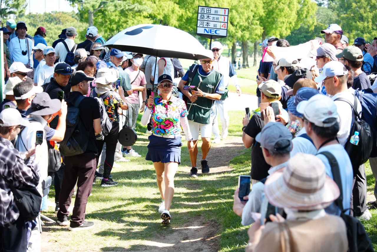 画像: 大勢のギャラリーに囲まれた桑木。写真を撮られることについては「いいショットをしようと思えるので、あまり気にならない」と語る(撮影/岡沢裕行)