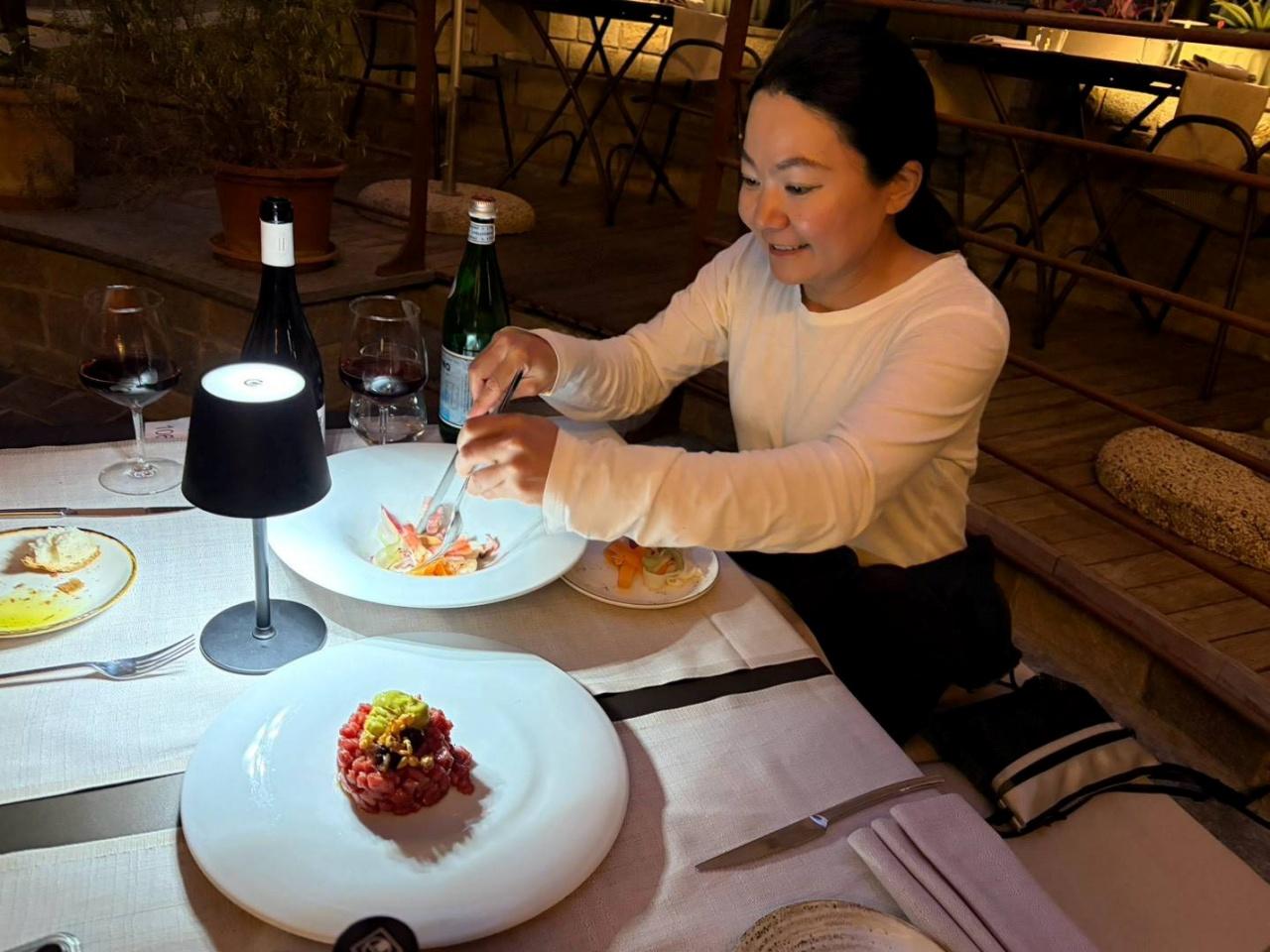 画像: ミラノの雰囲気のいいレストランで食事。「イタリア飯最高!」と言いながらなぜかフレンチの「タルタルステーキ」がお気に入り