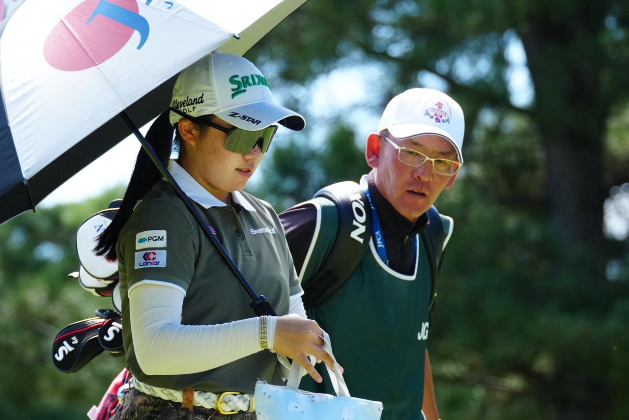画像: 彼女の強気な姿勢を、横で慎重に確認しながらサポートしていた石川キャディ(撮影/岡沢裕行)