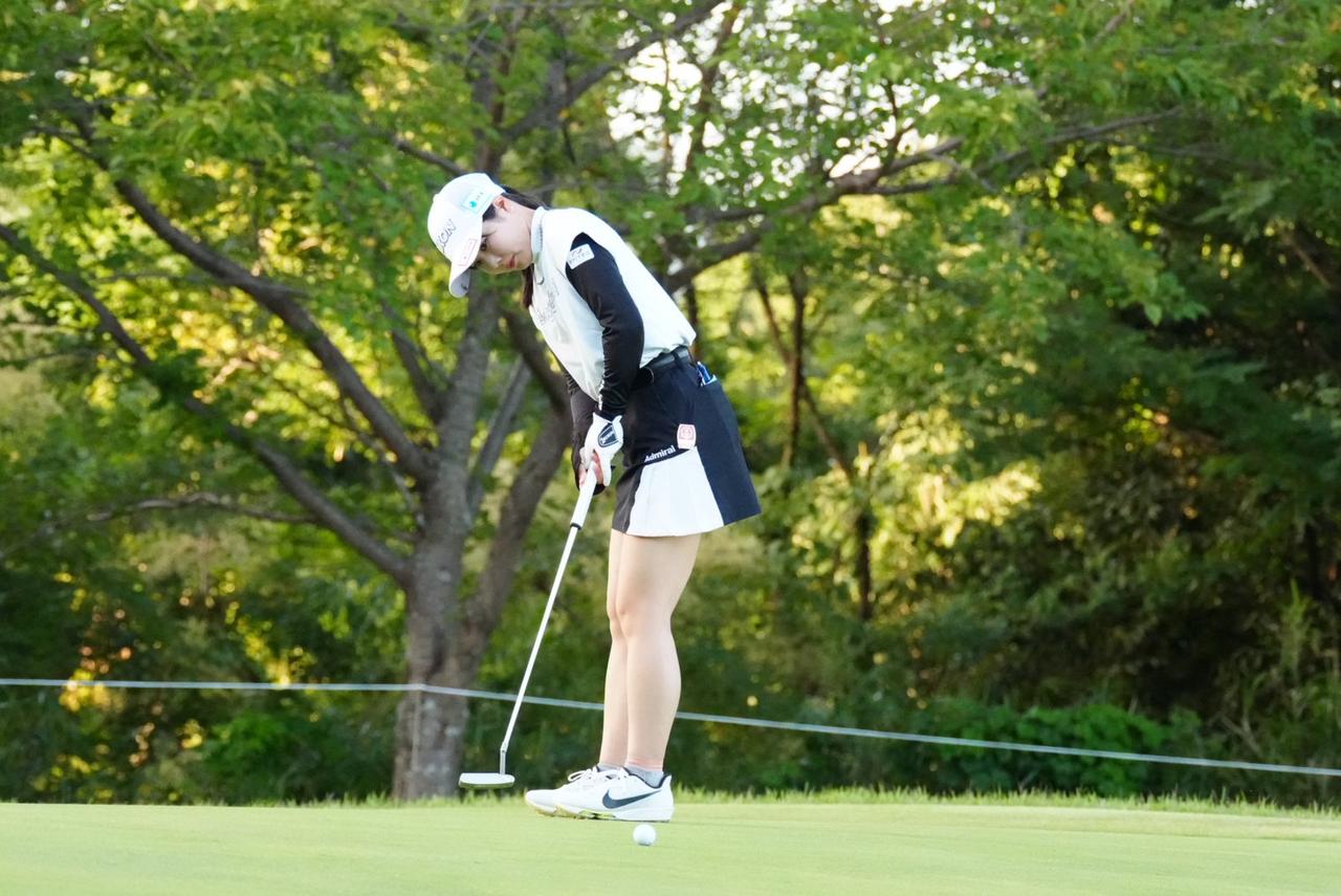 画像: 「右手に力が入りやすい」という悩みから、グリップを太くした尾関彩美悠