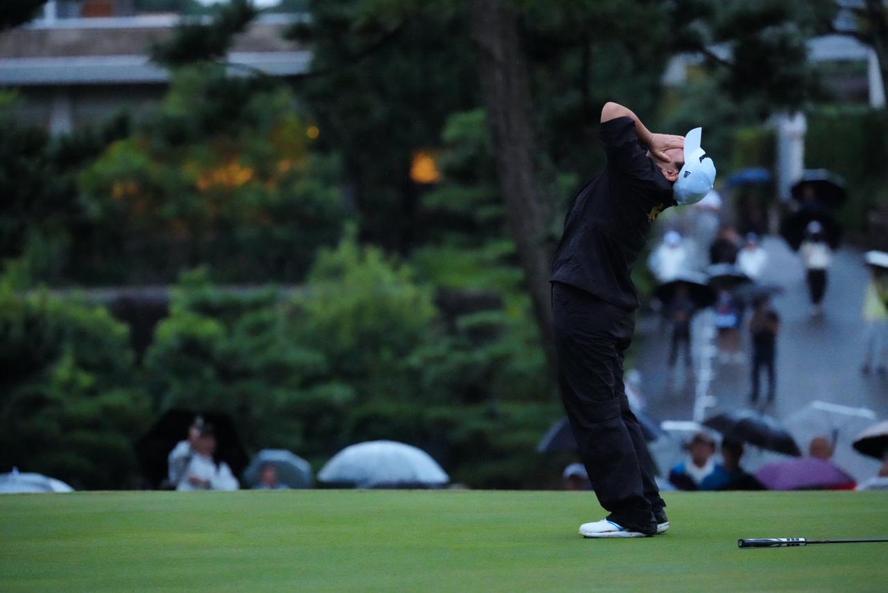 画像: プレーオフ3ホール目。バーディパットを沈め勝利が決まると、思わず天を仰いだ申