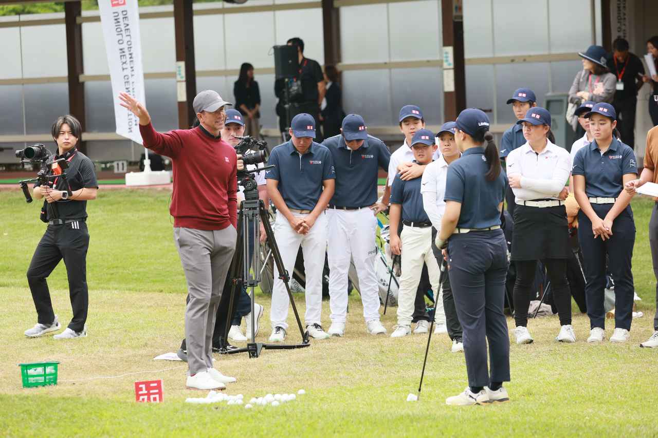 画像: ジュニアの質問に身振り手振りを交えながらレッスンしたアダム・スコット