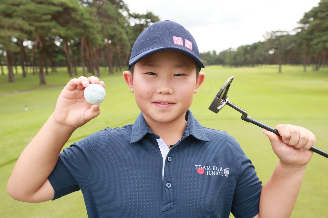 画像: アダム・スコットとのパッティング勝負に勝った八代鷹将(おうすけ)選手