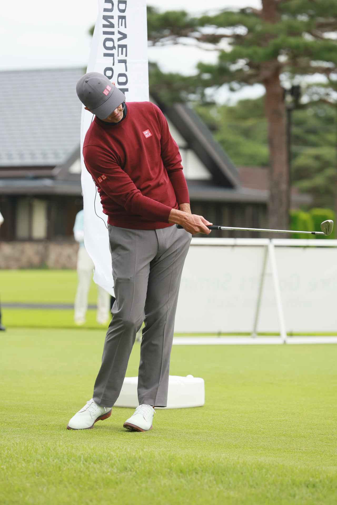 画像5: ドライビングレンジから移動中のジュニアたちを待つ間、ティーイングエリアでルーティンをこなすアダム・スコット