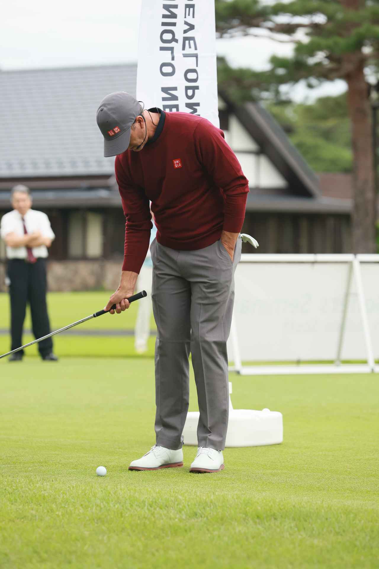 画像2: ドライビングレンジから移動中のジュニアたちを待つ間、ティーイングエリアでルーティンをこなすアダム・スコット