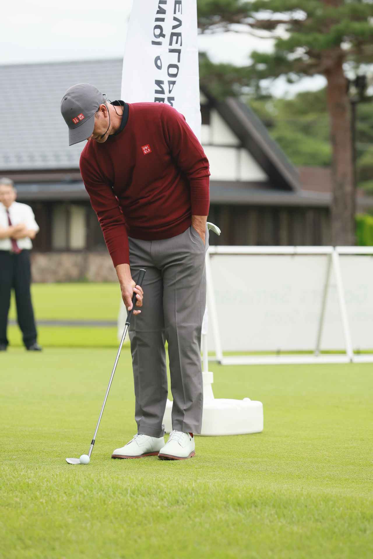 画像1: ドライビングレンジから移動中のジュニアたちを待つ間、ティーイングエリアでルーティンをこなすアダム・スコット