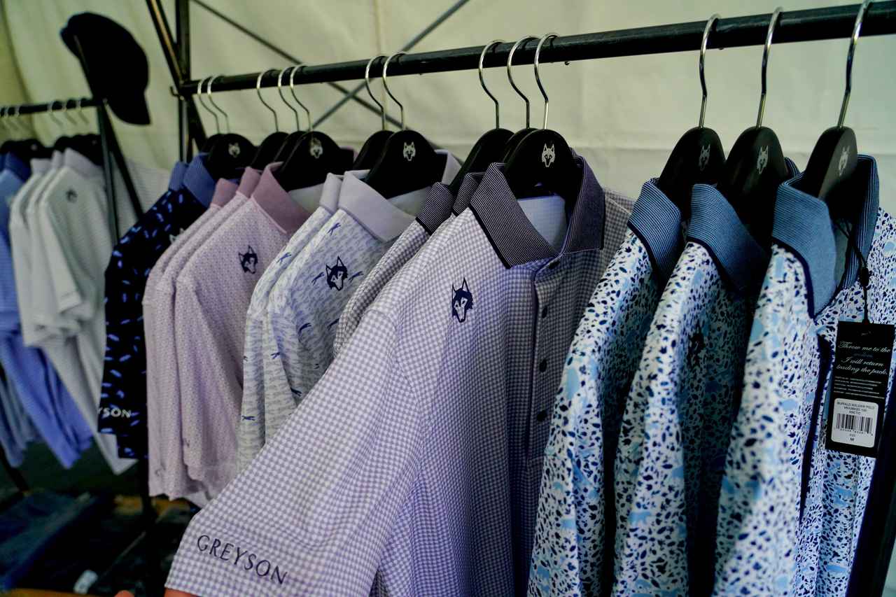 画像: ポロシャツやフーディ、ニットなど、ロゴ&英字のモデルが日本で購入できるのはここだけ
