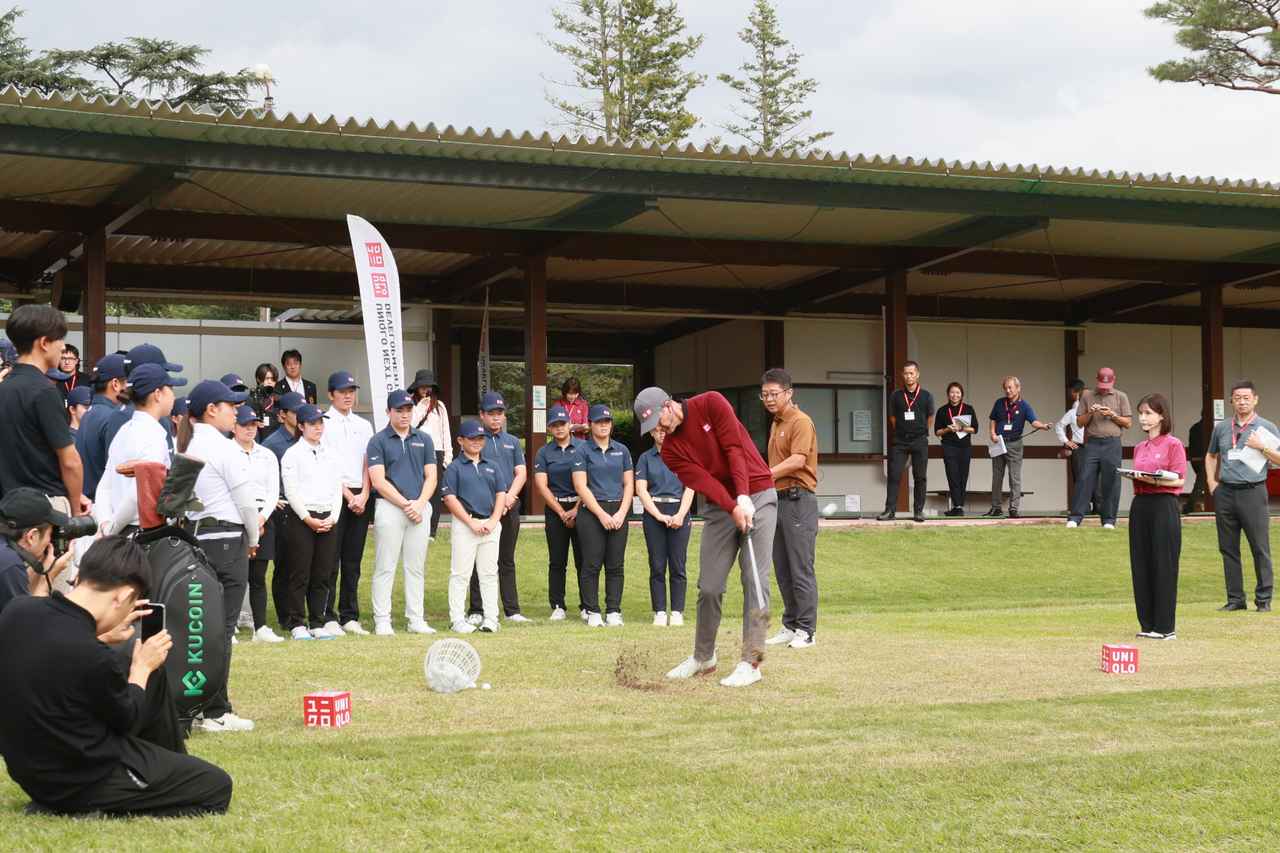 画像: 大会前恒例のジュニアイベント『Future Golfers Seminar 2026』ではウォーミングアップの際に「君たちよりだいぶ歳を取っているし長距離移動後だからしっかりアップをさせてね」とエクスキューズ。ただアップで放った弾道にも感嘆の声が上がった