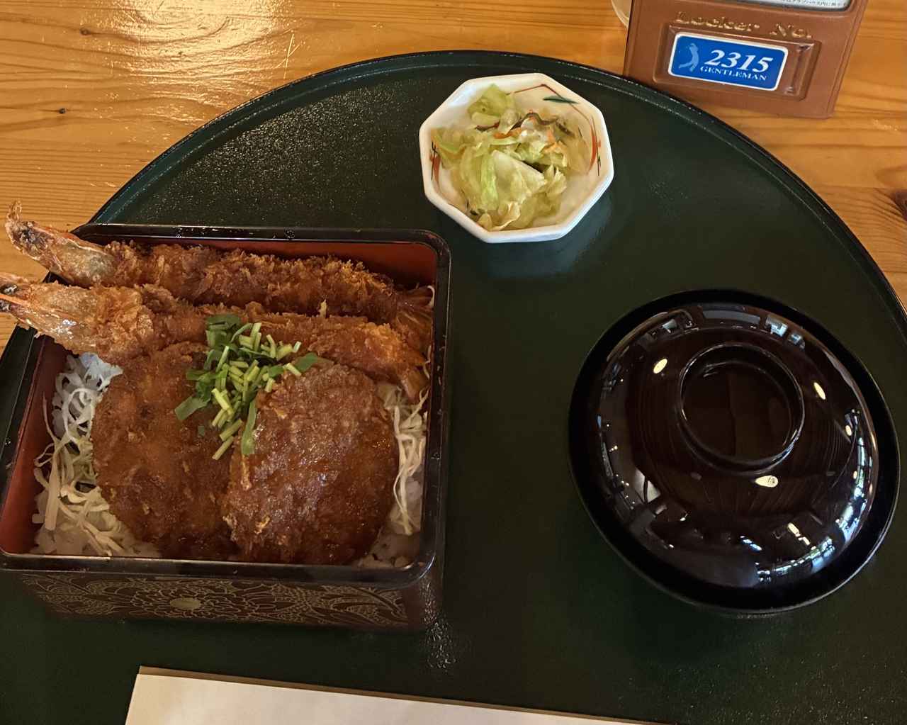 画像: 軽井沢72ゴルフ倶楽部 西コース ゴールドのランチ。エビフライとソースヒレカツ重、1850円