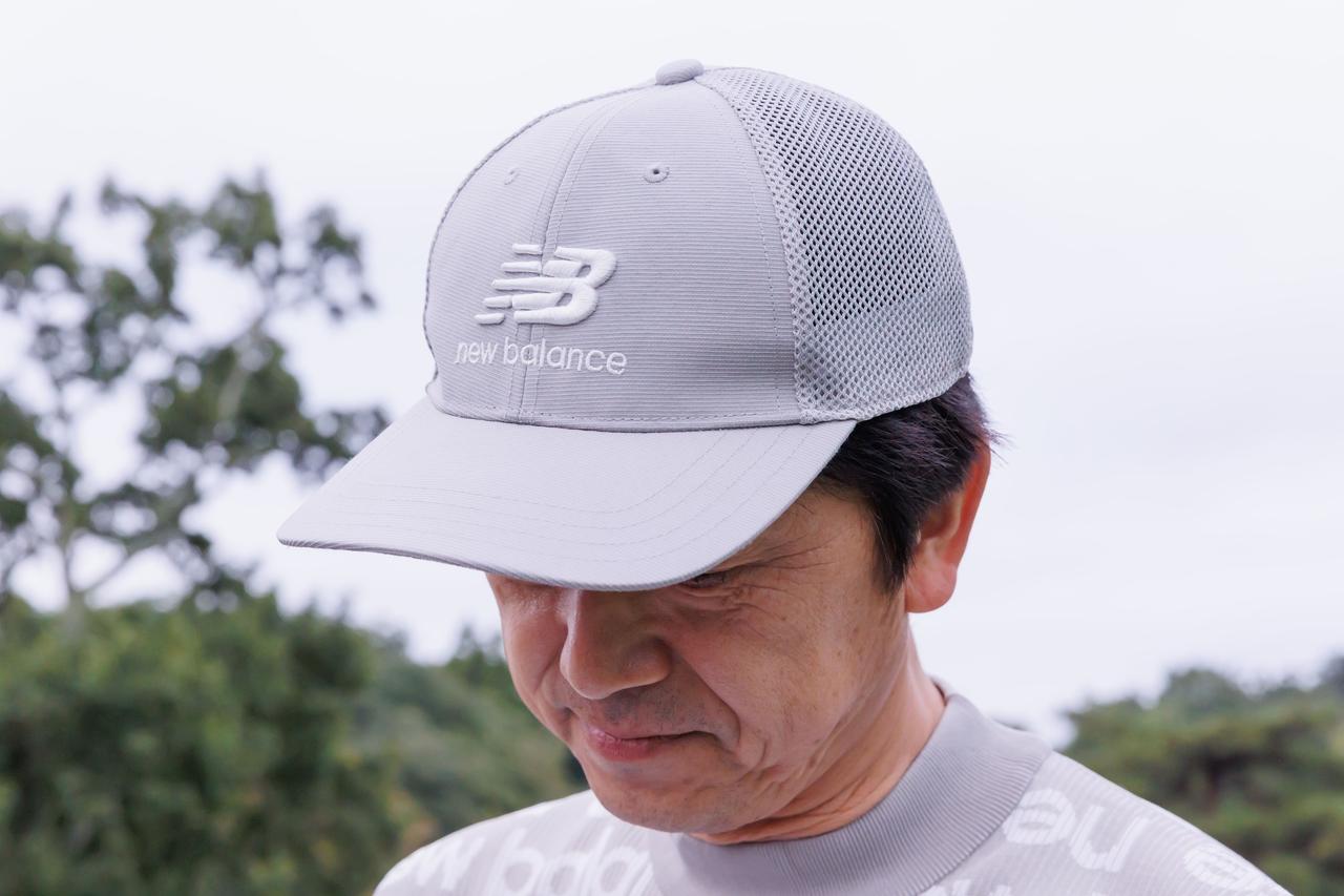 画像: トップスとリンクするメッシュ素材をあしらったグレーキャップ