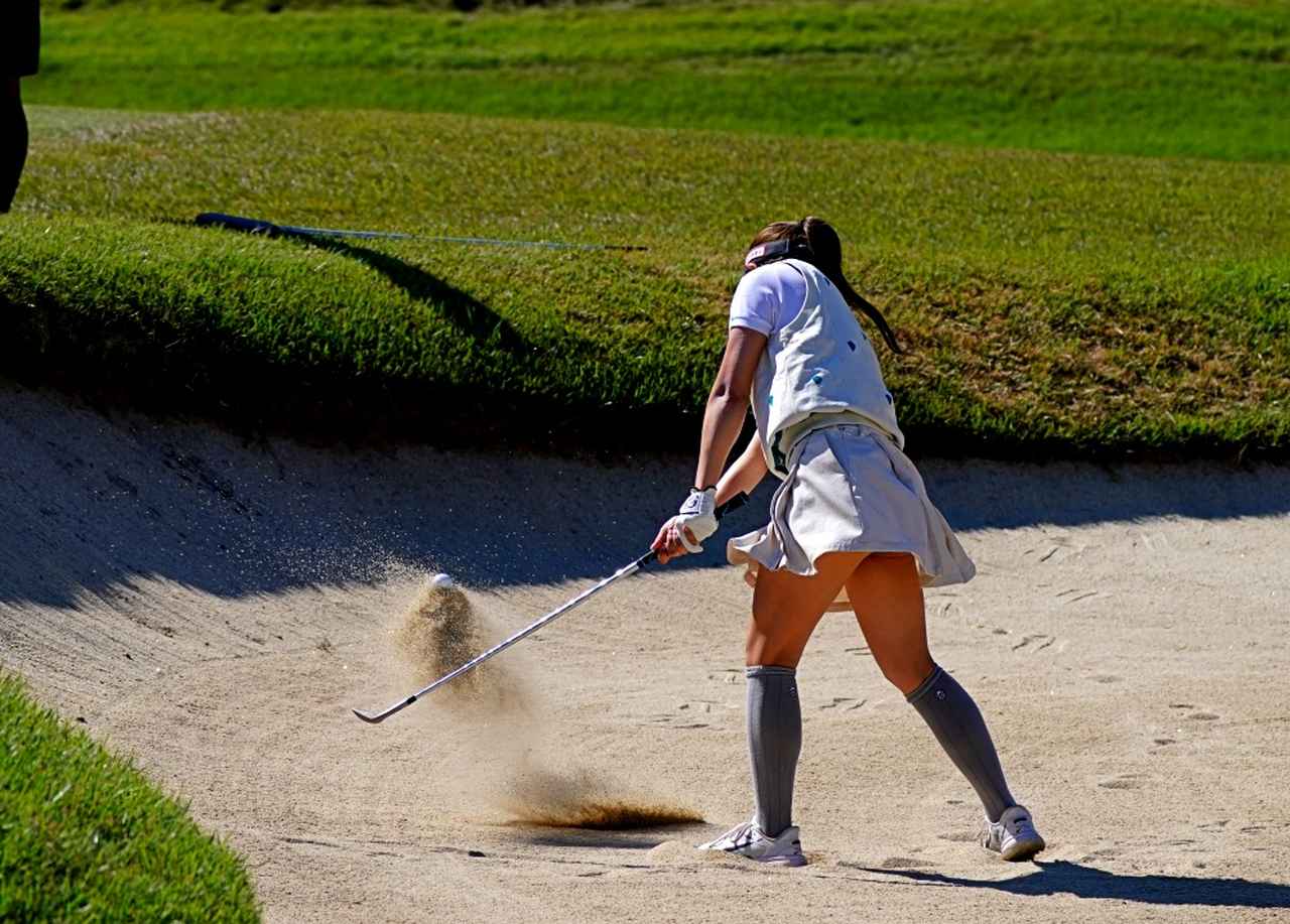 画像 : 9番目の画像 - 【連続写真】バンカーからピタリと寄せる吉田鈴 - みんなのゴルフダイジェスト