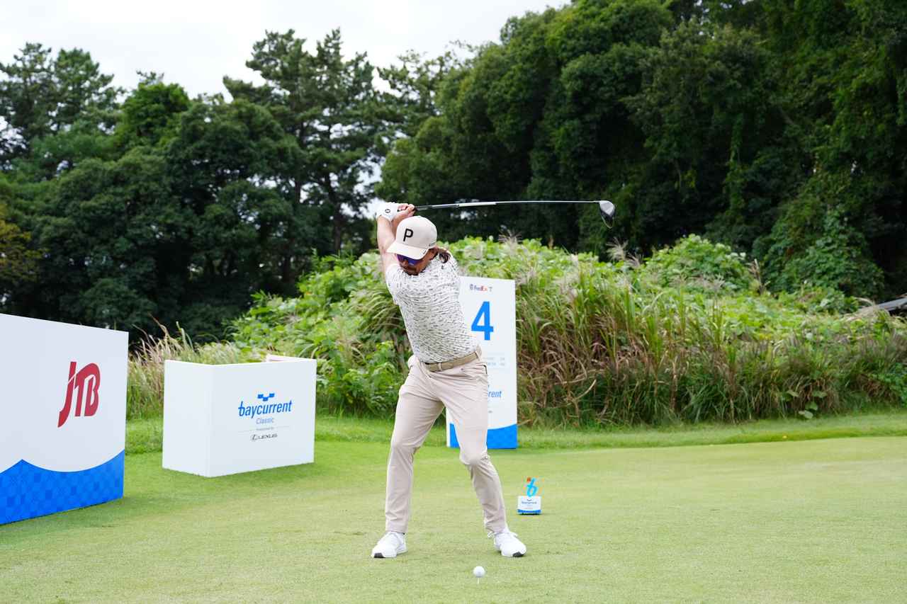 画像 : 4番目の画像 - 【連続写真10枚】ベイカレントCで撮影！ リッキー・ファウラーの最新ドライバースウィング正面（撮影／岡沢裕行） - みんなのゴルフダイジェスト
